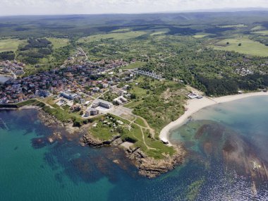 Bulgaristan 'ın Burgaz Bölgesi' nin Ahtopol kasabası yakınlarındaki Karadeniz kıyılarının hava manzarası