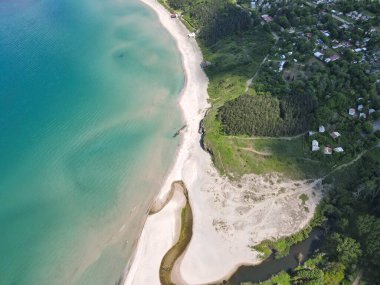 Bulgaristan 'ın Burgaz Bölgesi' nin Ahtopol kasabası yakınlarındaki Karadeniz kıyılarının hava manzarası