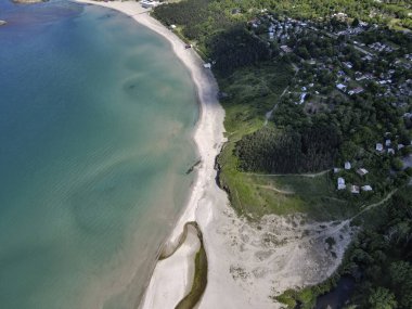 Bulgaristan 'ın Burgaz Bölgesi' nin Ahtopol kasabası yakınlarındaki Karadeniz kıyılarının hava manzarası