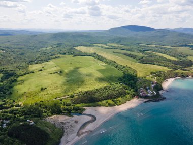 Bulgaristan 'ın Burgaz Bölgesi' nin Ahtopol kasabası yakınlarındaki Karadeniz kıyılarının hava manzarası