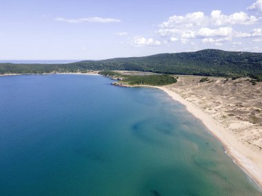Karadeniz kıyısına ait hava manzarası, Bulgaristan 'ın Burgaz Bölgesi Arkutino bölgesini temizledi