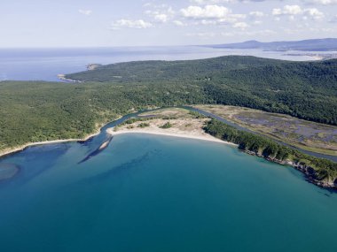 Karadeniz kıyısına ait hava manzarası, Bulgaristan 'ın Burgaz Bölgesi Arkutino bölgesini temizledi