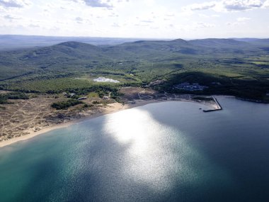 Karadeniz kıyısına ait hava manzarası, Bulgaristan 'ın Burgaz Bölgesi Arkutino bölgesini temizledi
