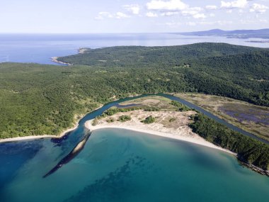 Karadeniz kıyısına ait hava manzarası, Bulgaristan 'ın Burgaz Bölgesi Arkutino bölgesini temizledi