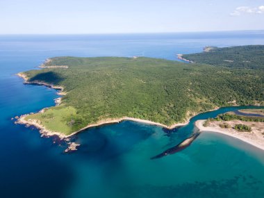 Karadeniz kıyısına ait hava manzarası, Bulgaristan 'ın Burgaz Bölgesi Arkutino bölgesini temizledi