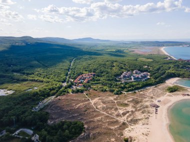 Karadeniz kıyısına ait hava manzarası, Bulgaristan 'ın Burgaz Bölgesi Arkutino bölgesini temizledi
