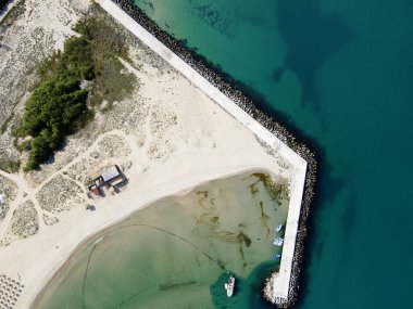 Karadeniz kıyısına ait hava manzarası, Bulgaristan 'ın Burgaz Bölgesi Arkutino bölgesini temizledi