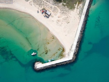 Karadeniz kıyısına ait hava manzarası, Bulgaristan 'ın Burgaz Bölgesi Arkutino bölgesini temizledi