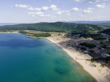 Karadeniz kıyısına ait hava manzarası, Bulgaristan 'ın Burgaz Bölgesi Arkutino bölgesini temizledi