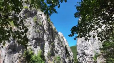 Bulgaristan 'ın Tran kenti yakınlarındaki Erma Nehri Boğazı' nın şaşırtıcı yaz manzarası