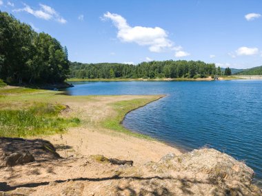Sırbistan 'ın Vlasina Gölü' nün Muhteşem Yaz Panoraması