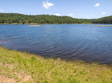 Sırbistan 'ın Vlasina Gölü' nün Muhteşem Yaz Panoraması
