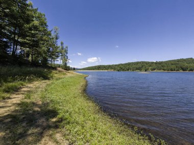 Sırbistan 'ın Vlasina Gölü' nün Muhteşem Yaz Panoraması