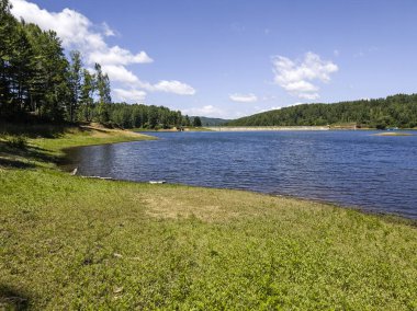 Sırbistan 'ın Vlasina Gölü' nün Muhteşem Yaz Panoraması