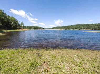 Sırbistan 'ın Vlasina Gölü' nün Muhteşem Yaz Panoraması