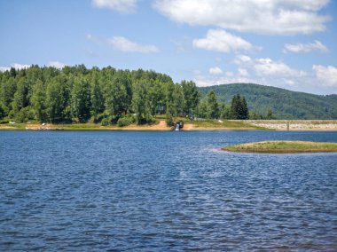 Sırbistan 'ın Vlasina Gölü' nün Muhteşem Yaz Panoraması