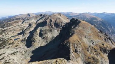 Bulgaristan 'ın Malyovitsa zirvesi yakınlarındaki Rila Dağı' nın şaşırtıcı sonbahar manzarası