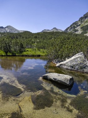 Bulgaristan 'ın Banski Gölleri yakınlarındaki Pirin Dağı' nın İnanılmaz Yaz manzarası