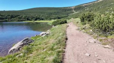 Bulgaristan 'ın Bezbog Gölü yakınlarındaki Pirin Dağı' nın İnanılmaz Yaz Manzarası