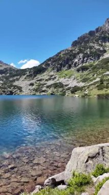 Bulgaristan 'ın Pirin Dağı' ndaki Popovo Gölü 'nün İnanılmaz Yaz Manzarası