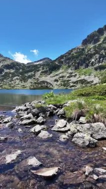 Bulgaristan 'ın Pirin Dağı' ndaki Popovo Gölü 'nün İnanılmaz Yaz Manzarası