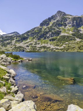 Bulgaristan 'ın Pirin Dağı' ndaki Popovo Gölü 'nün İnanılmaz Yaz Manzarası