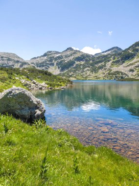 Bulgaristan 'ın Pirin Dağı' ndaki Popovo Gölü 'nün İnanılmaz Yaz Manzarası