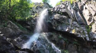 Bulgaristan 'ın Vitosha Dağı' nın Muhteşem Bahar Panoraması Boyana Şelalesi, düzenli