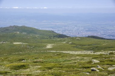Bulgaristan 'ın Cherni Vrah kenti yakınlarındaki Vitosha Dağı' nın Bahar Manzarası