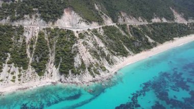Lefkada 'nın Pefkoulia plajı yakınlarındaki inanılmaz hava manzarası, İyon Adaları, Yunanistan