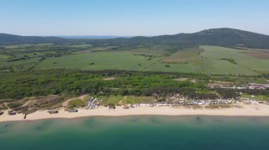 Bulgaristan 'ın Burgaz Bölgesi' nin Sozopol kasabası yakınlarındaki Gradina (Bahçe) plajının havadan manzarası 