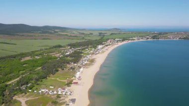 Bulgaristan 'ın Burgaz Bölgesi' nin Sozopol kasabası yakınlarındaki Gradina (Bahçe) plajının havadan manzarası 