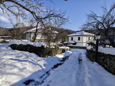 Bulgaristan 'ın Gabrovo bölgesinin Bozhentsi köyünün şaşırtıcı kış manzarası