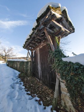 Bulgaristan 'ın Gabrovo bölgesinin Bozhentsi köyünün şaşırtıcı kış manzarası