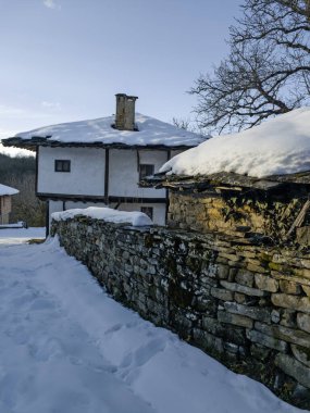 Bulgaristan 'ın Gabrovo bölgesinin Bozhentsi köyünün şaşırtıcı kış manzarası