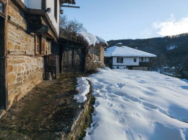 Bulgaristan 'ın Gabrovo bölgesinin Bozhentsi köyünün şaşırtıcı kış manzarası