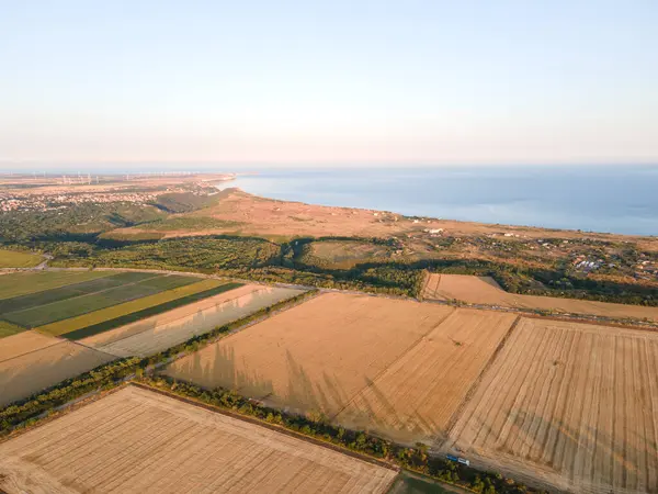 Bulgaristan 'ın Dobriç Bölgesi' nin Kavarna kenti yakınlarındaki Dobrudzha bölgesinin hava günbatımı manzarası