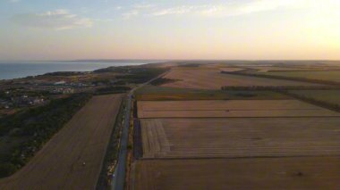 Bulgaristan 'ın Dobriç Bölgesi' nin Kavarna kenti yakınlarındaki Dobrudzha bölgesinin hava günbatımı manzarası