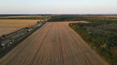 Bulgaristan 'ın Dobriç Bölgesi' nin Kavarna kenti yakınlarındaki Dobrudzha bölgesinin hava günbatımı manzarası