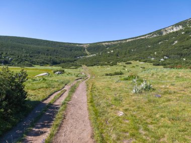 Bulgaristan 'ın Bezbog Gölü yakınlarındaki Pirin Dağı' nın İnanılmaz Yaz Manzarası
