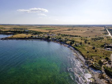 Bulgaristan 'ın Dobrich Bölgesi' ndeki Şabla Burnu yakınlarındaki Karadeniz kıyılarının hava manzarası