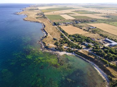 Bulgaristan 'ın Dobrich Bölgesi' ndeki Şabla Burnu yakınlarındaki Karadeniz kıyılarının hava manzarası