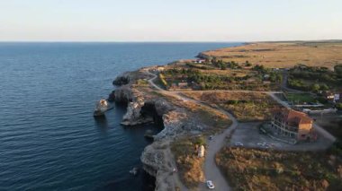 Bulgaristan 'ın Dobrich Bölgesi' ndeki Tyulenovo köyü yakınlarındaki Karadeniz kıyısının hava manzarası