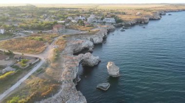 Bulgaristan 'ın Dobrich Bölgesi' ndeki Tyulenovo köyü yakınlarındaki Karadeniz kıyısının hava manzarası