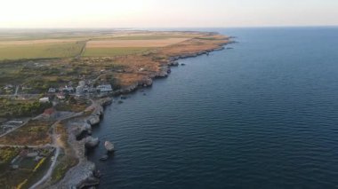 Bulgaristan 'ın Dobrich Bölgesi' ndeki Tyulenovo köyü yakınlarındaki Karadeniz kıyısının hava manzarası