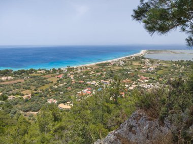 Yunanistan 'ın İyon Adaları' ndaki Agios Ioannis plajı yakınlarındaki Lefkada Panoraması