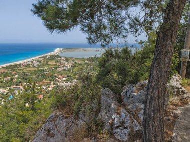 Yunanistan 'ın İyon Adaları' ndaki Agios Ioannis plajı yakınlarındaki Lefkada Panoraması