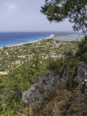Yunanistan 'ın İyon Adaları' ndaki Agios Ioannis plajı yakınlarındaki Lefkada Panoraması
