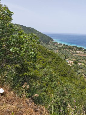 Yunanistan 'ın İyon Adaları' ndaki Agios Ioannis plajı yakınlarındaki Lefkada Panoraması