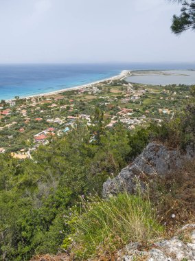 Yunanistan 'ın İyon Adaları' ndaki Agios Ioannis plajı yakınlarındaki Lefkada Panoraması